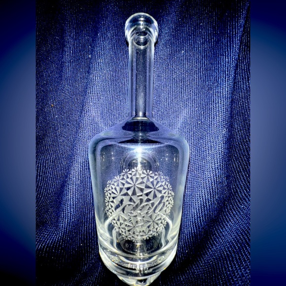 Carta V upgrade decorative glass is made by I D A B